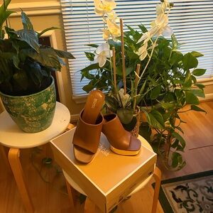 Michael Kors Tan & Smokey Olive Leather Platform Sandals